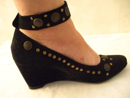 туфли женские, черные, натуральный замш, с металлическими заклепками, с ремешком. . фото 2