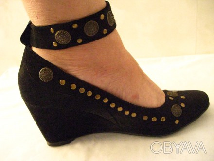 туфли женские, черные, натуральный замш, с металлическими заклепками, с ремешком. . фото 1