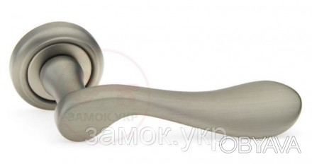 Итальянская дверная ручка на круглой розетке Fadex Mira 119V никель перламутровы. . фото 1