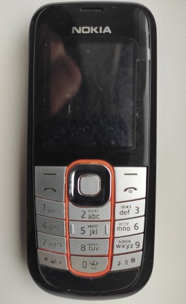 Nokia 2600с-2 б/ушный кнопочный телефон серебристо-черного цвета в НОВОМ корпусе. . фото 2