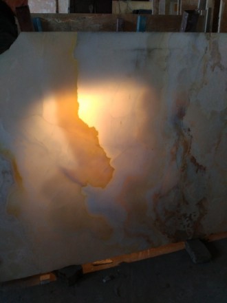 Слябы Оникса с подсвечиванием в убранстве жилища или офиса.
Оникс - единственны. . фото 9