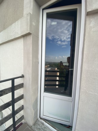 Продаються балконні двері, (1 шт.) були встановлені  від забудовника, тому вони . . фото 2