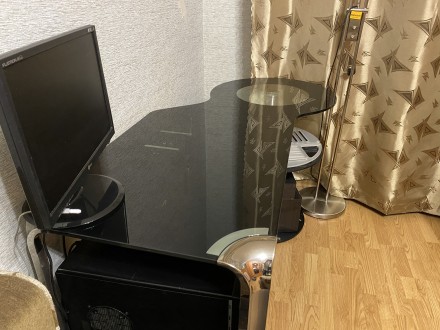 Стеклянный компьютерный стол. Столешница из закалённого стекла с округлением спр. . фото 3