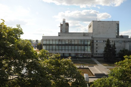 Квартира находится в центре Днепропетровска на углу проспекта Карла Маркса и ул.. Центр. фото 7