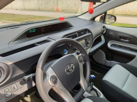 продам свой автомобиль Toyota PriusC декабрь 2013 года.
авто в хорошем состоянии. . фото 4