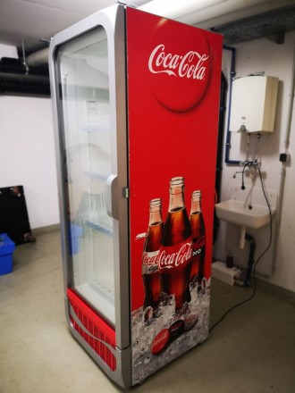 холодильный шкаф витрина б/у. объем внутренний 750 литров. производство Frigogla. . фото 2
