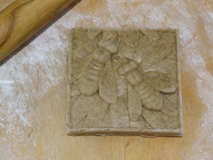 Продам форму для пряников "Пчелы".  Материал граб, размер формы 140*14. . фото 3