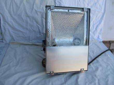 Продам металло - галогеновый прожектор с новой лампой и запасной лампой. Характе. . фото 2