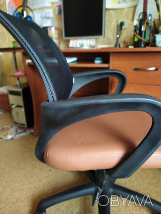 Продам компьютерное кресло Веб, производитель АМФ. На спинке черная сетка, сиден. . фото 1