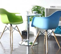 Кресло, сиденье из монолитного пластика, ножки деревянные, современный дизайн, д. . фото 3