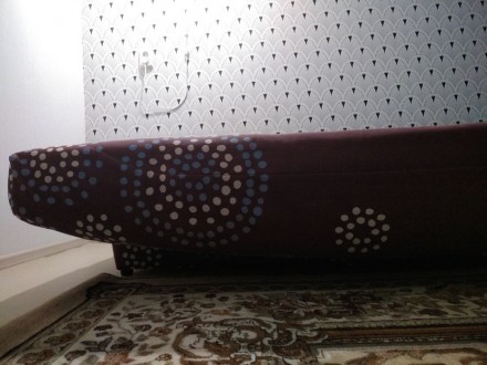 Прямой диван в отличном состоянии, складывается и раскладывается легко и без про. . фото 6