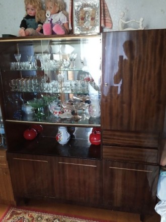 Сервант с баром полированный, производства СССР.
Стекла и зеркала целые. Полиров. . фото 3