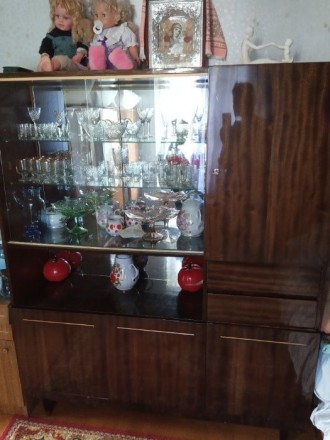 Сервант с баром полированный, производства СССР.
Стекла и зеркала целые. Полиров. . фото 6