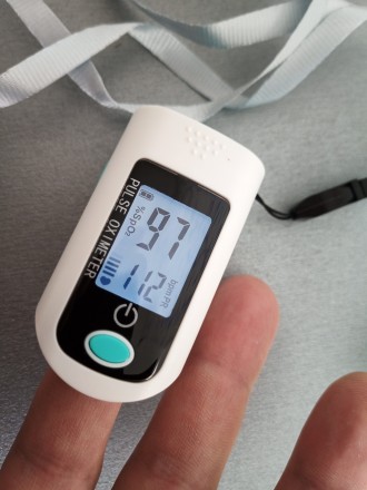 Пульсометер заміряє пульс та насиченість кислороду в капілярах крові на пальці .. . фото 4