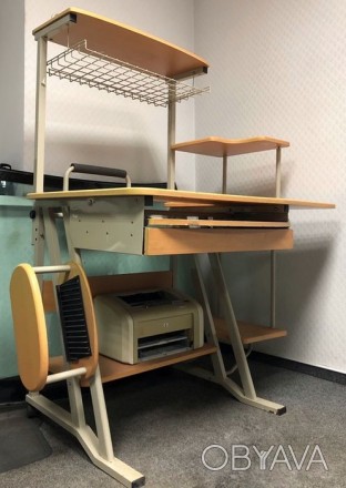 Багатофункціональний комп’ютерний стіл 
Знаходиться в центрі міста 
Торг

Многоф. . фото 1