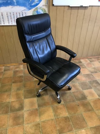 Продам офисное кресло с качественной кожи, на пружинах, с металлическими поручня. . фото 2
