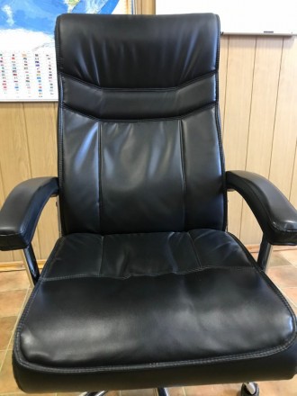 Продам офисное кресло с качественной кожи, на пружинах, с металлическими поручня. . фото 3