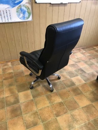 Продам офисное кресло с качественной кожи, на пружинах, с металлическими поручня. . фото 4