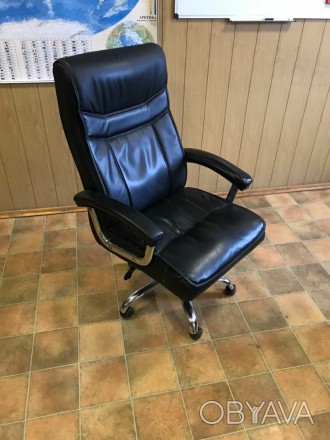 Продам офисное кресло с качественной кожи, на пружинах, с металлическими поручня. . фото 1