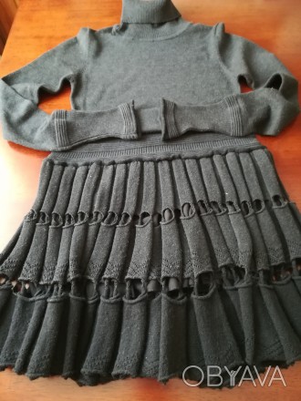 Трикотажное платье с оригинальным ажурным низом юбки. Воротник стойка, длинный р. . фото 1