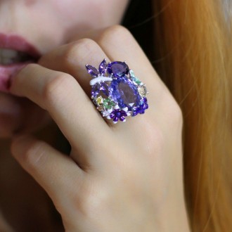 Очень красивое кольцо, с различными камнями в тон,с одним крупным сиреневым фиан. . фото 13