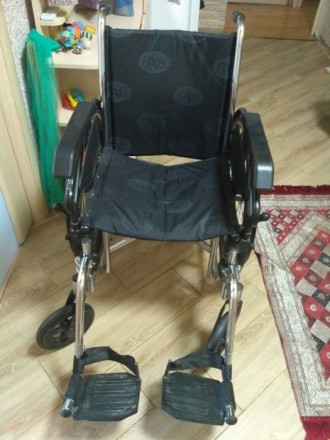 Продам за ненадобностью механическую складную инвалидную коляску торговой марки . . фото 4
