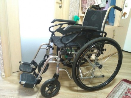 Продам за ненадобностью механическую складную инвалидную коляску торговой марки . . фото 2