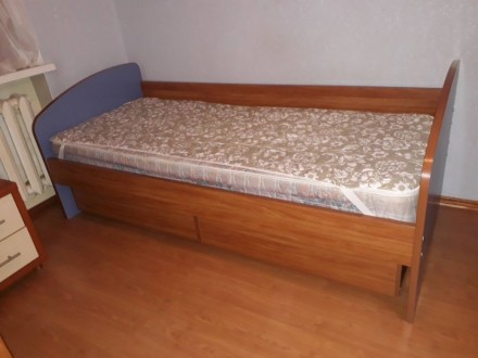 Мебель в хорошем состоянии.
Кровать с матрасом и выдвижными ящиками 1,95*0,86
Ст. . фото 2