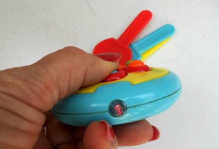 Яркие детские пластиковые музыкальные ключи 6 кнопок 
Работают от 2 батареек АА. . фото 3