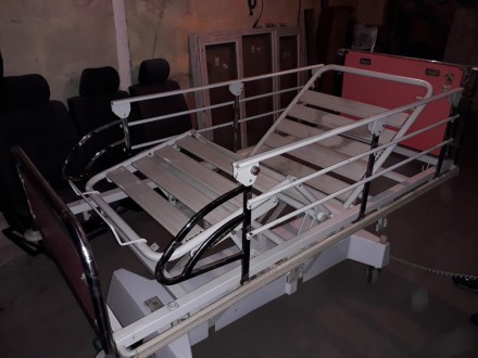Ліжко для лежачих хворих людей б/в, виробництво Франция
Мобільне на колесах, з . . фото 2