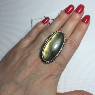 Предлагаем Вам купить элегантное кольцо с камнем лабрадор в серебре.
Размер 17,7. . фото 2