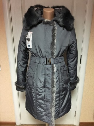 Женское теплое пальто на синтепоне с капюшоном приятного серого цвета, впереди и. . фото 2