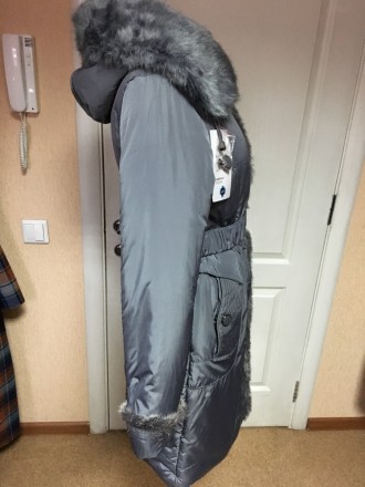 Женское теплое пальто на синтепоне с капюшоном приятного серого цвета, впереди и. . фото 4