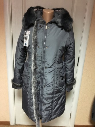 Женское теплое пальто на синтепоне с капюшоном приятного серого цвета, впереди и. . фото 3