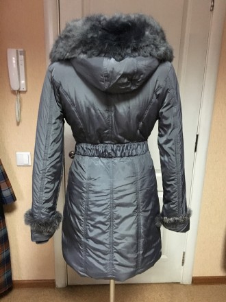 Женское теплое пальто на синтепоне с капюшоном приятного серого цвета, впереди и. . фото 5