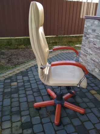 Продаю шкіряне крісло для керівника.
Гарне і зручне, висока спинка.
Натуральна. . фото 4