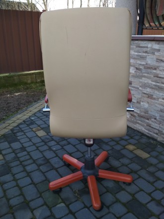Продаю шкіряне крісло для керівника.
Гарне і зручне, висока спинка.
Натуральна. . фото 6