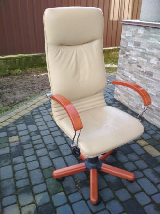 Продаю шкіряне крісло для керівника.
Гарне і зручне, висока спинка.
Натуральна. . фото 2
