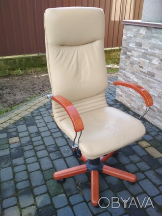 Продаю шкіряне крісло для керівника.
Гарне і зручне, висока спинка.
Натуральна. . фото 1