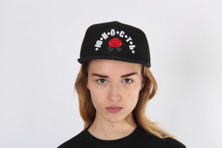 Черная кепка Юность с розой. Акимовка. фото 1