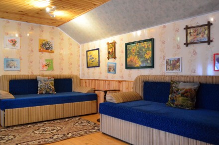 1 комнатная студия
3 раздельных спальных места (большие диваны)
интернет
своя. Центрально-Городской. фото 3