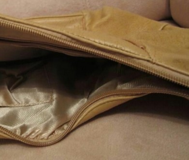 Красивая кожаная сумка темно-песочного цвета. Легкая, вместительная и удобная.
. . фото 3