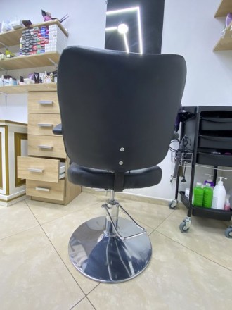 Продам парикмахерское кресло. 
В отличном состоянии. 
Без царапин и потертостей
. . фото 3