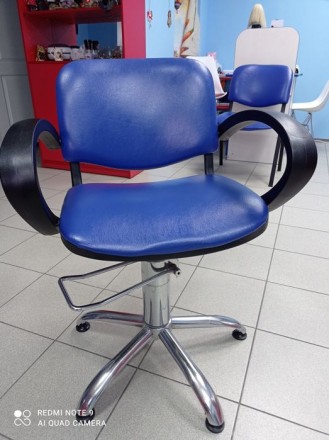 Отличное кресло для парикмахера,гидравлика,без пятен,не потертое,в очень хорошем. . фото 2