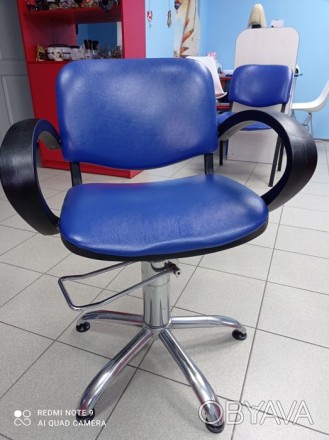 Отличное кресло для парикмахера,гидравлика,без пятен,не потертое,в очень хорошем. . фото 1