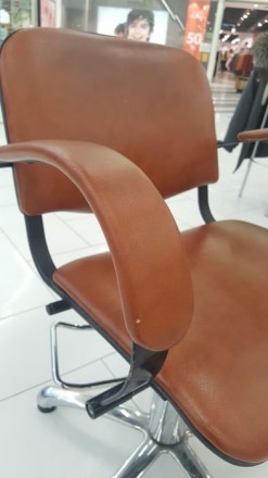 Кресло кирпично- коричневого цвета. Состояние на 11 из 12. Торг уместен. С витри. . фото 3