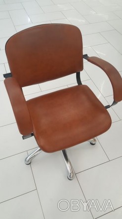 Кресло кирпично- коричневого цвета. Состояние на 11 из 12. Торг уместен. С витри. . фото 1