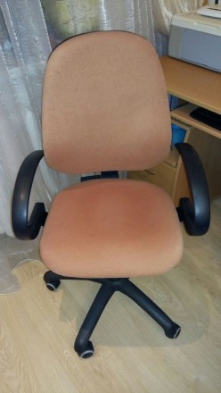 Продам кресло для офиса или дома в отличном состоянии.На обивке нет никаких пяте. . фото 2