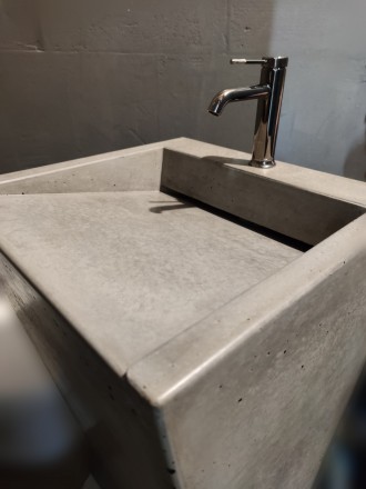 Умывальник из бетона - современно, красиво, практично, надёжно.
Самостоячий умы. . фото 3