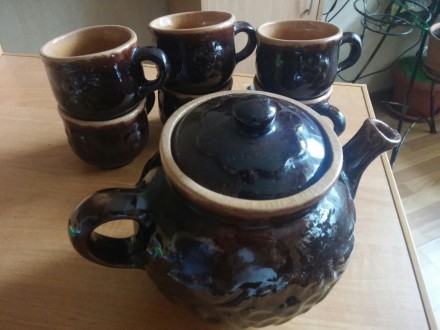 Сервиз:
Большой заварочный чайник и 6 чашек.Керамика,покрытая лаком.
Абсолютно. . фото 2